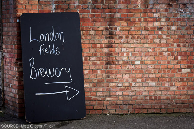 A sign points to London Fields Brewery.
