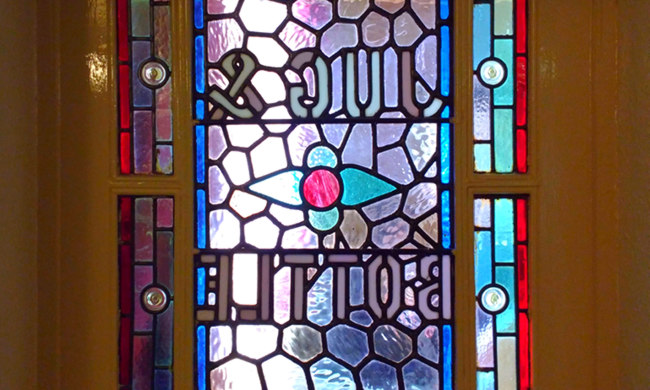 Stained glass in a pub: Jug & Bottle.