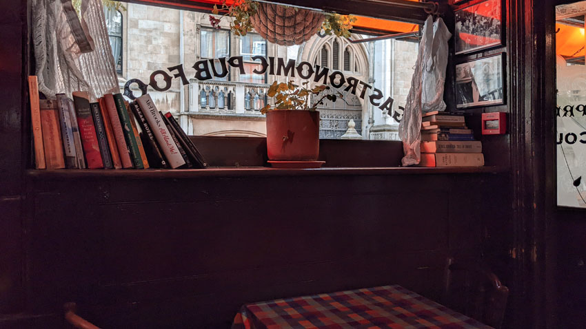 A pub window with the words GASTRONOMIC PUB FOOD