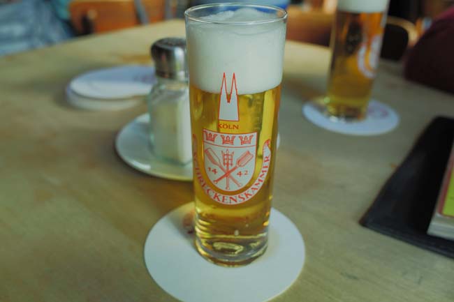A glass of Schreckenskammer Kölsch.